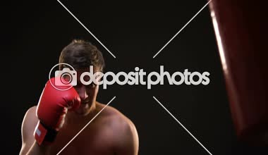 Profesyonel Boxer delme boks çantası, eğitim sonrası yorgun, motivasyon