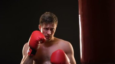 Yorgun sporcu Punch Boxer çanta, başarının zor yolu, motivasyon kavramı