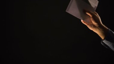 Adam dolar, rüşvet ve yolsuzluk kavramı, closeup ile kişi zarf veren