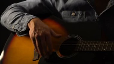 Akustik gitar, müzik okulu dersleri, sanat ve yaratıcılık konsepti oynayan adam