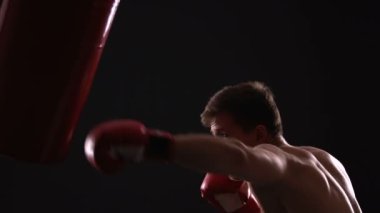 Boks eldiven antrenmanında avcı çantası, spor kariyerine motive