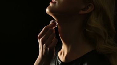 Baştan çıkarıcı kadın buz küpü, Cilt Bakımı ve kozmetoloji konsepti ile boyun okşayarak