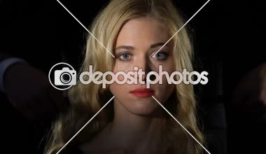 Siyah şerit ile adam gözleri bağlı kadın, kör aşk ve gönderme kavramı