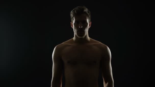 Homme masculin fort montrant des muscles biceps, défi de musculation, sport — Video