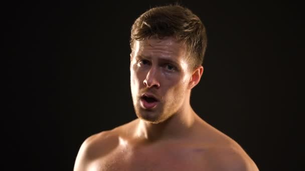 Suado masculino boxer dificilmente respirar depois de esgotado formação profissional esporte — Vídeo de Stock