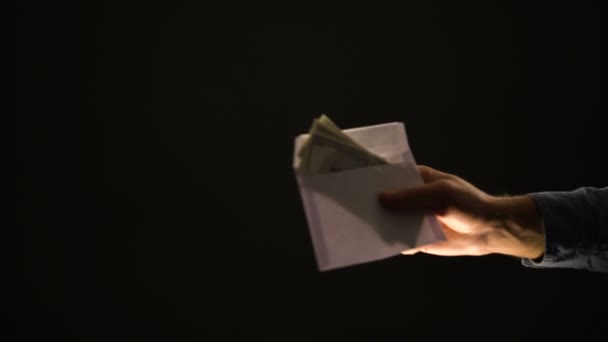 Masculino dando envelope com dólares, pessoa fazendo parar gesto, recusando suborno — Vídeo de Stock