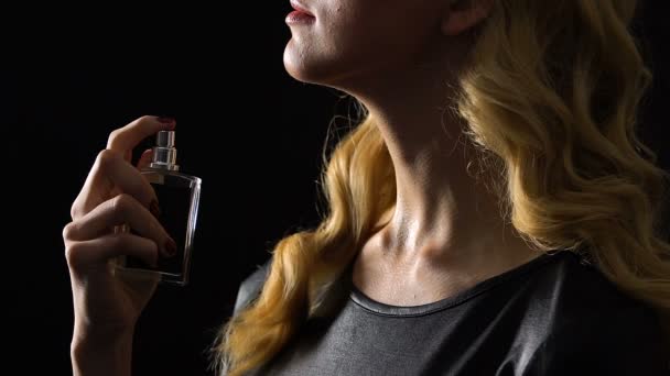 Blond kvinna sprutande parfymer på halsen, förförisk doft, feromoner i flirta — Stockvideo