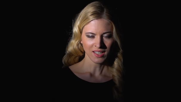 Блондинка кричит в темноте, высвобождая негативные эмоции, борясь со стрессом — стоковое видео