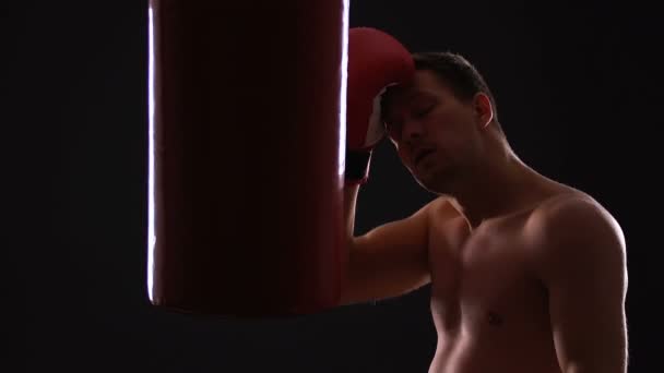 Спортсмен вытирает пот со лба после бокса, силу воли, медлительность — стоковое видео