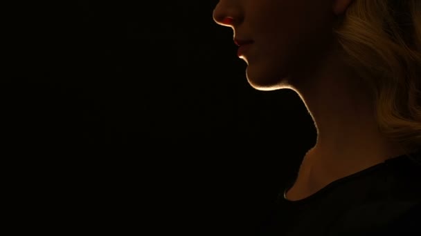 女人表现出沉默的姿态, 在性关系中的禁忌, 禁止秘密的爱 — 图库视频影像