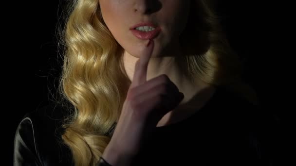 Aantrekkelijk meisje gesturing stilte of vertellen geheim, taboe concept, close-up — Stockvideo