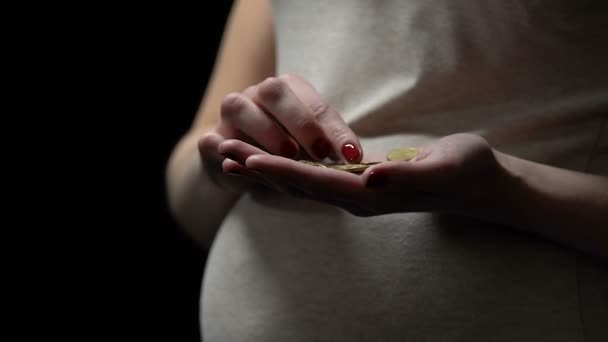 Dziewczyna w ciąży liczenia monet, słaba pomoc społeczna, drogie opieki prenatalnej, zbliżenie — Wideo stockowe