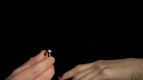 Primer plano del hombre poniendo anillo con diamante en el dedo femenino, propuesta de matrimonio — Vídeos de Stock