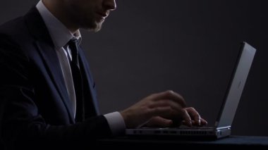 Ofis çalışanı sürtünme gözleri, dizüstü bilgisayar üzerinde çalıştıktan sonra yorgun, düşük verimlilik