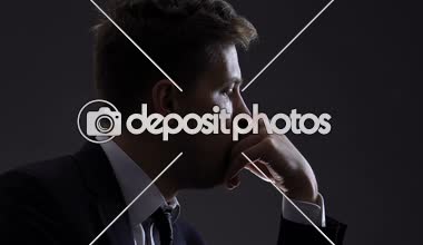 Önemli karar üzerinde genç işadamı düşünme, mücadele şüpheler, çekim