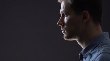 Sinirli adam karanlıkta bağırarak, negatif duygu serbest, stres mücadele