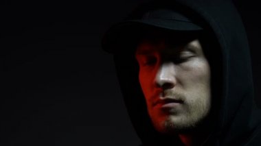 Siyah üzerinde izole bıçak bakarak Sinister adam, deli öldürmeye hazırlanıyor