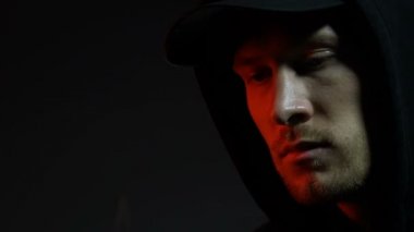 Kapüşonlu adam izleme katlanır bıçak, silahlı soygun için hazırlanıyor, yankesicilik