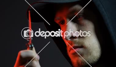 Öfkeli ceza tutan bıçak, bulanık etkisi nefreti ve intikam için susuzluk gösterir