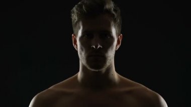 Güçlü adam kamera kasları gösteren, motivasyon bağırarak, kendine inanç