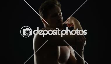 Eğitim öncesi silah germe Erkek atlet, eklem ısınma, spor yaşam tarzı