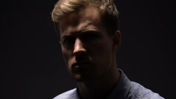 Yakışıklı maksatlı adamın portresi, zorluk için hazır, zaferde emin — Stok video