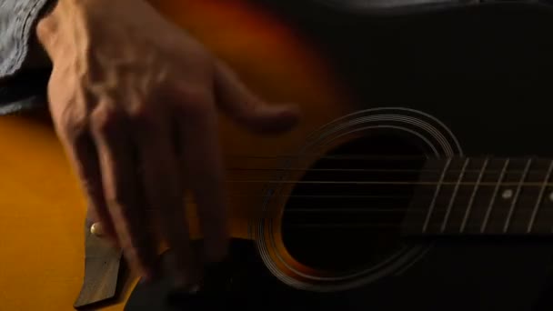 Gros plan du musicien jouant de la guitare acoustique, sentant le rythme et composant de la musique — Video