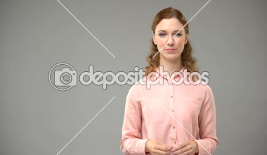 Merhaba, işaret dilinde kelime gösteriyor asl öğretmen imzalama sağır kadın eğitimi