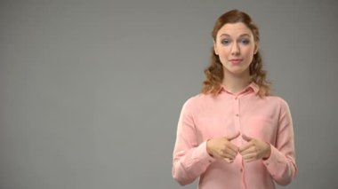 Benim adım imzalama bir kadındır, işaret dilinde kelime gösteriyor asl öğretmen eğitimi