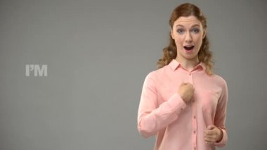 Kadın işaret dili derste asl öğretmen gösteren kelime Tanıştığımıza sevindim imzalama