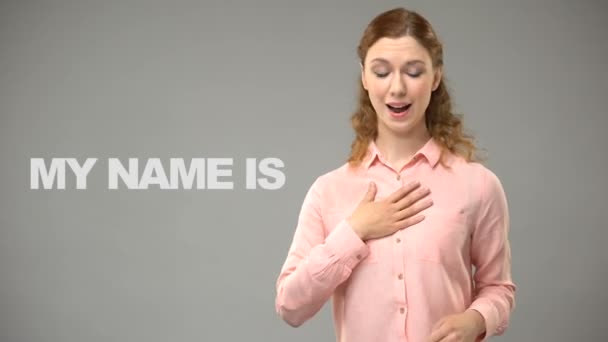 Deaf lady saying nice to meet you in sign language text on background deaf — Stock Video