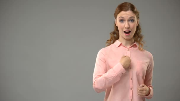 Kvinna frågar hur är du i teckenspråk, text på bakgrund, kommunikation — Stockvideo