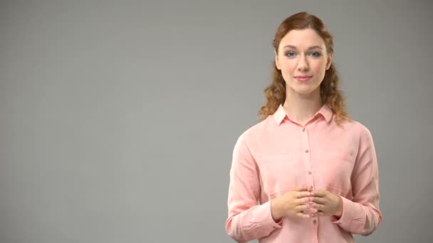 Mujer sorda diciendo sí en lenguaje de señas, profesora mostrando palabras en asl, tutorial — Vídeos de Stock
