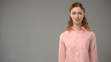 İşaret dili, kelimeleri asl öğreticide gösterilen öğretmen ilham gösterilen Bayan