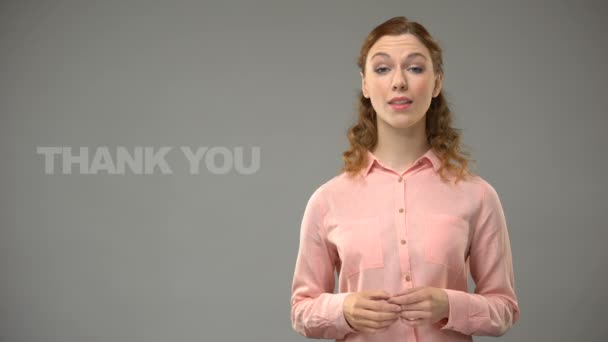 Vrouw zeggen dank u in gebarentaal, tekst op achtergrond, communicatie — Stockvideo