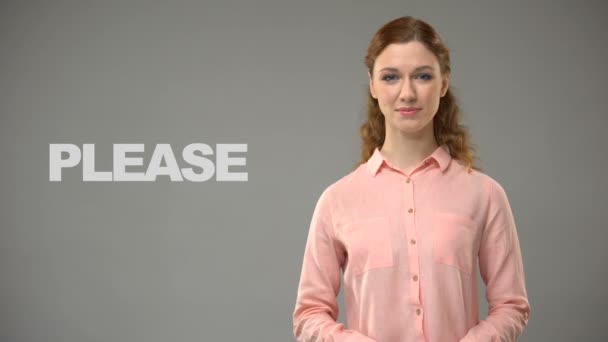 Женщина говорит, пожалуйста, на языке жестов, текст на заднем плане, общение для глухих — стоковое видео