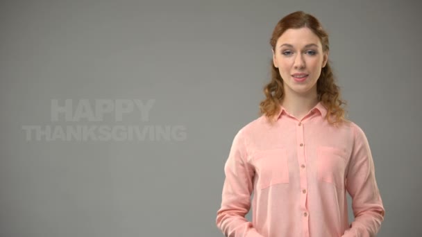 Леди говорит счастливого Дня Благодарения в тексте языка жестов на фоне общения — стоковое видео