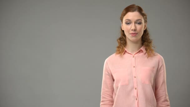 Frau sagt frohe Weihnachten in Gebärdensprache Lehrerin zeigt Wörter in asl — Stockvideo