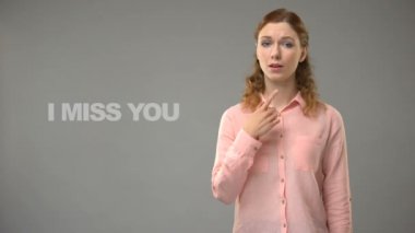 Sağır kadın söyleyerek miss u işaret dili, arka plan, iletişim üzerinde metin
