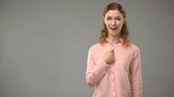 Kobieta pokazując kocham Cię w języku migowym, nauczyciel pokazuje słowa w asl, lekcja — Wideo stockowe