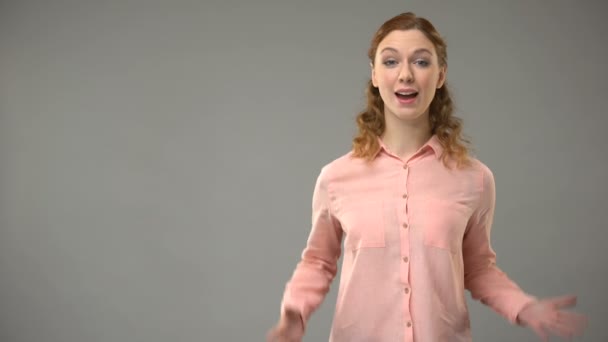 Damen säger trevlig helg i teckenspråk, text på bakgrund, kommunikation — Stockvideo
