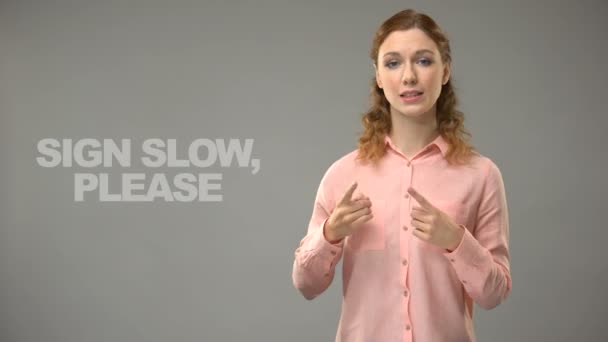 Kvinnan frågar tecken sakta vänligen i asl, text på bakgrund, kommunikation för döva — Stockvideo