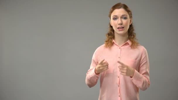 Głuchy kobiece znak pytaniem proszę powoli w asl, nauczyciel pokazuje słowa samouczek — Wideo stockowe