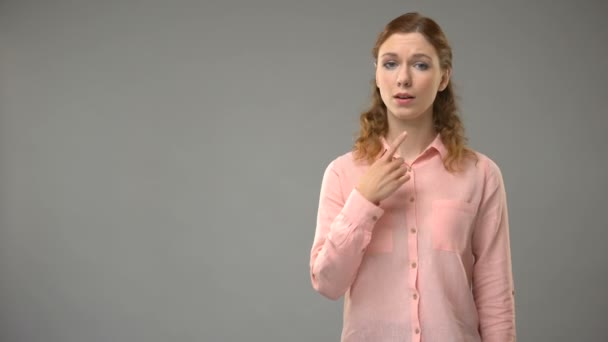 Mujer diciendo te echo de menos en el lenguaje de señas, profesor mostrando palabras en una lección asl — Vídeos de Stock