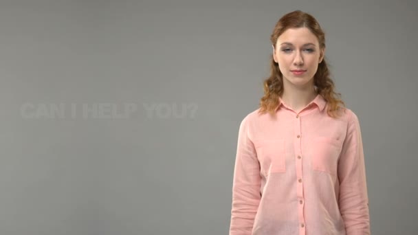 Mujer preguntando ¿puedo ayudarle en ASL, texto sobre fondo, comunicación para sordos — Vídeos de Stock