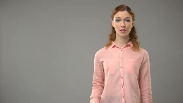 Dove vrouw zeggen bent u welkom in asl, tekst op achtergrond, tolk — Stockvideo