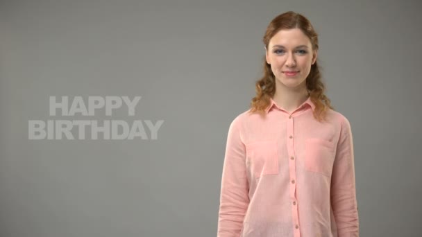 Mulher dizendo feliz aniversário em asl, texto em segundo plano, comunicação para surdos — Vídeo de Stock