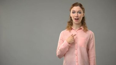 Bayan söyleyerek işaret dili, kelimeleri asl derste gösterilen öğretmen anlamak