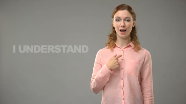 Enseignant disant que je comprends en asl, texte sur fond, communication pour sourds — Video