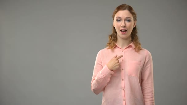 Dame zeggen ik begrijp in gebarentaal, leraar woorden in asl les tonen — Stockvideo